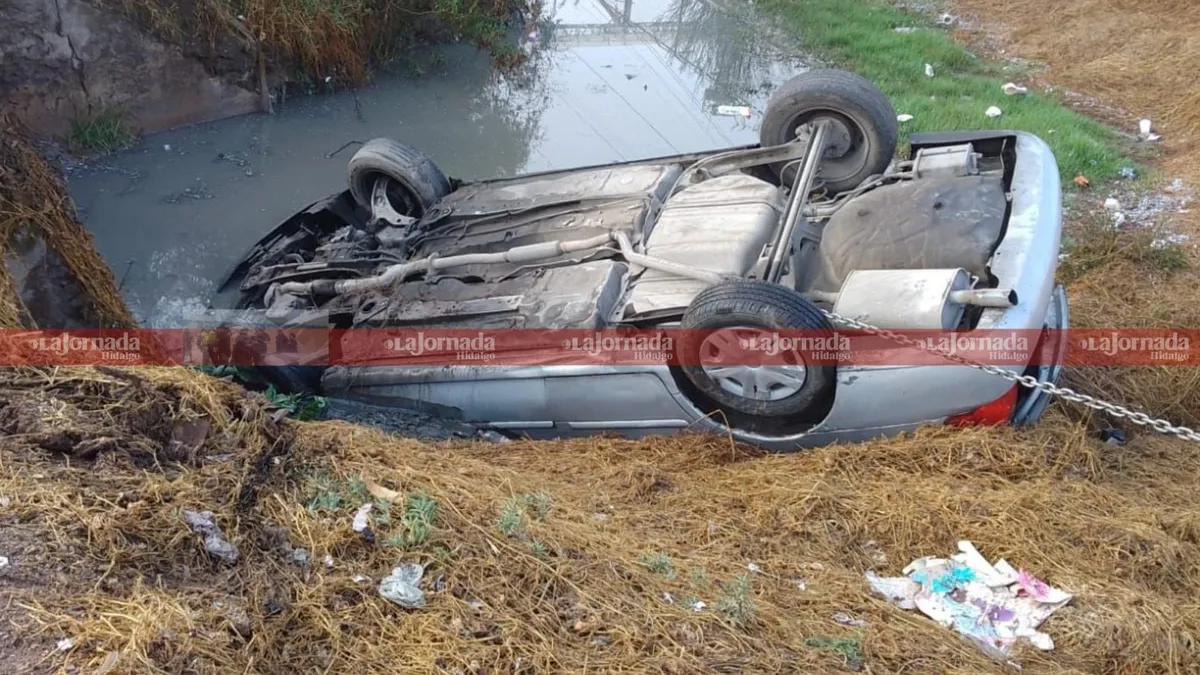 Conductor en presunto estado de ebriedad vuelca su auto cerca de Tizayuca