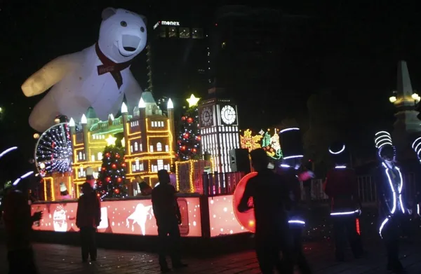 Expertos señalan que las caravanas navideñas usan símbolos festivos para promover consumo entre menores, pese a acuerdos vigentes. Esto fue lo que revelaron.