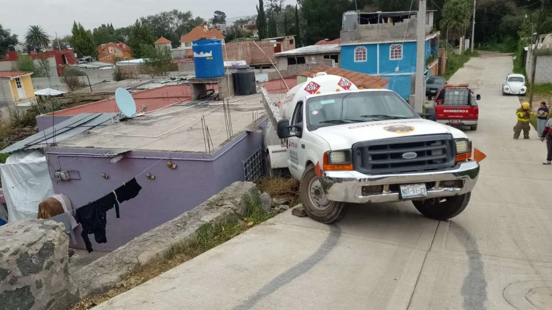 Pipa de gas se impacta contra vivienda en Santiago Tulantepec