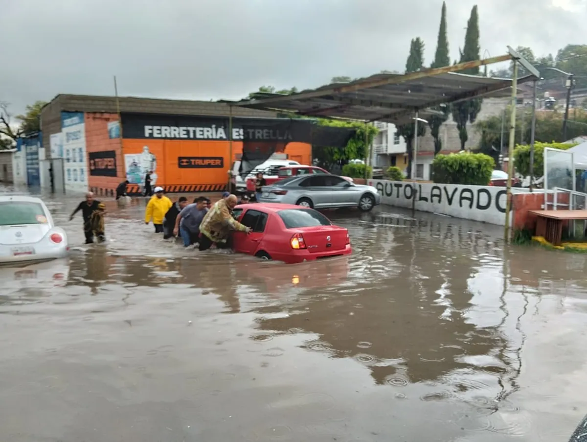 Calles anegadas, autos varados y casas dañadas: así pegó la lluvia en Tepeji