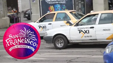 Una unidad de taxi circula por calles de Pachuca mientras autoridades de movilidad analizan nuevas tarifas para regular el servicio durante la Feria San Francisco Pachuca 2026.