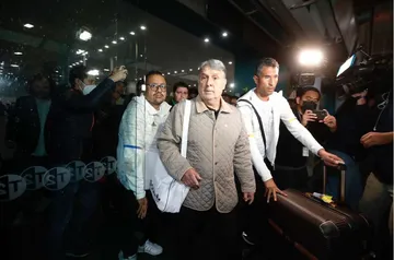 Entre gritos y empujones reciben al Tata Martino