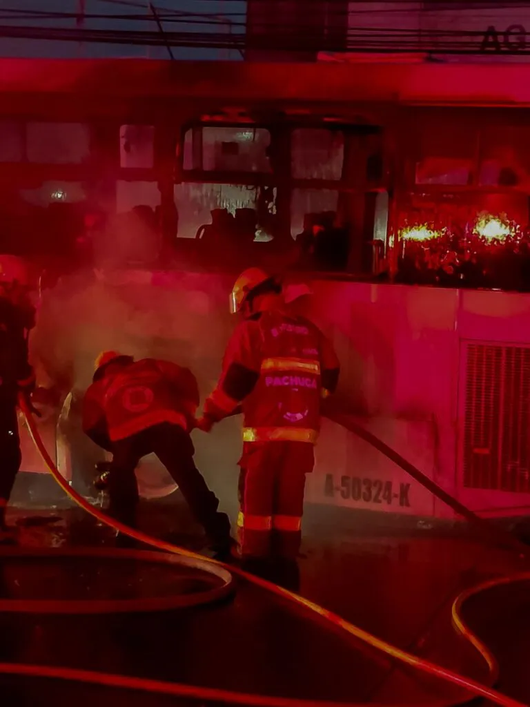 Incendio de autobús en bulevar Colosio: autoridades atienden emergencia