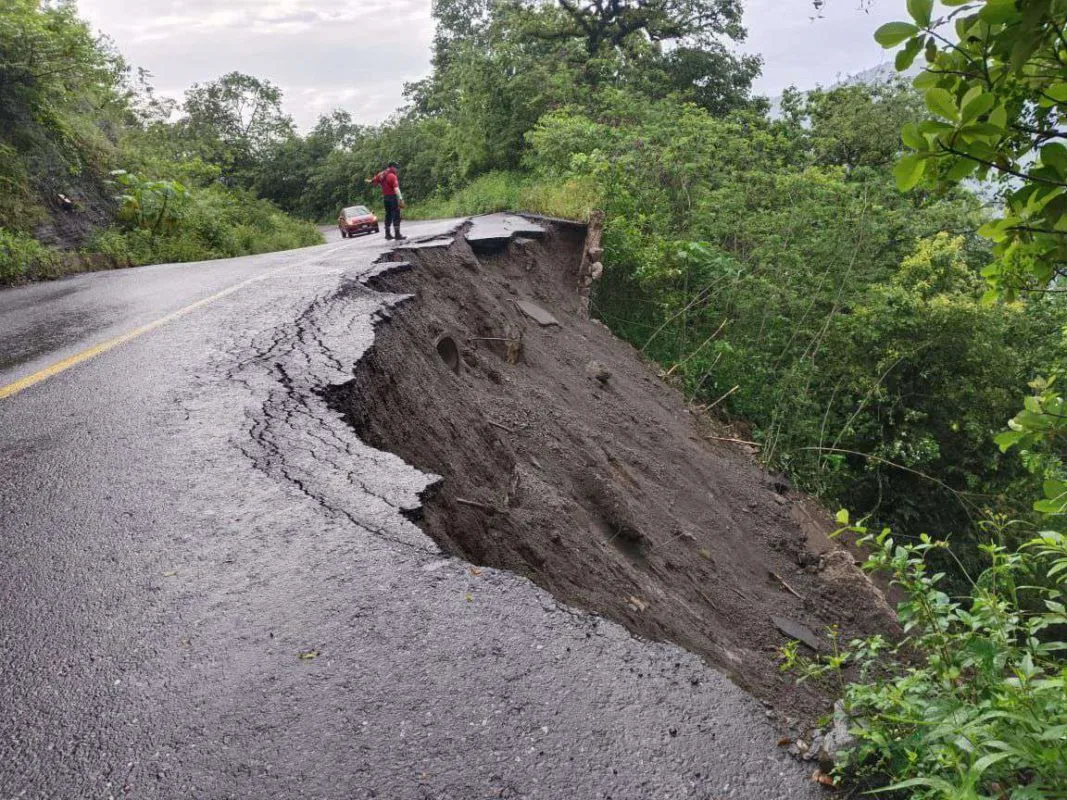 Tlanchinol: lluvia provoca deslave en la México-Tampico