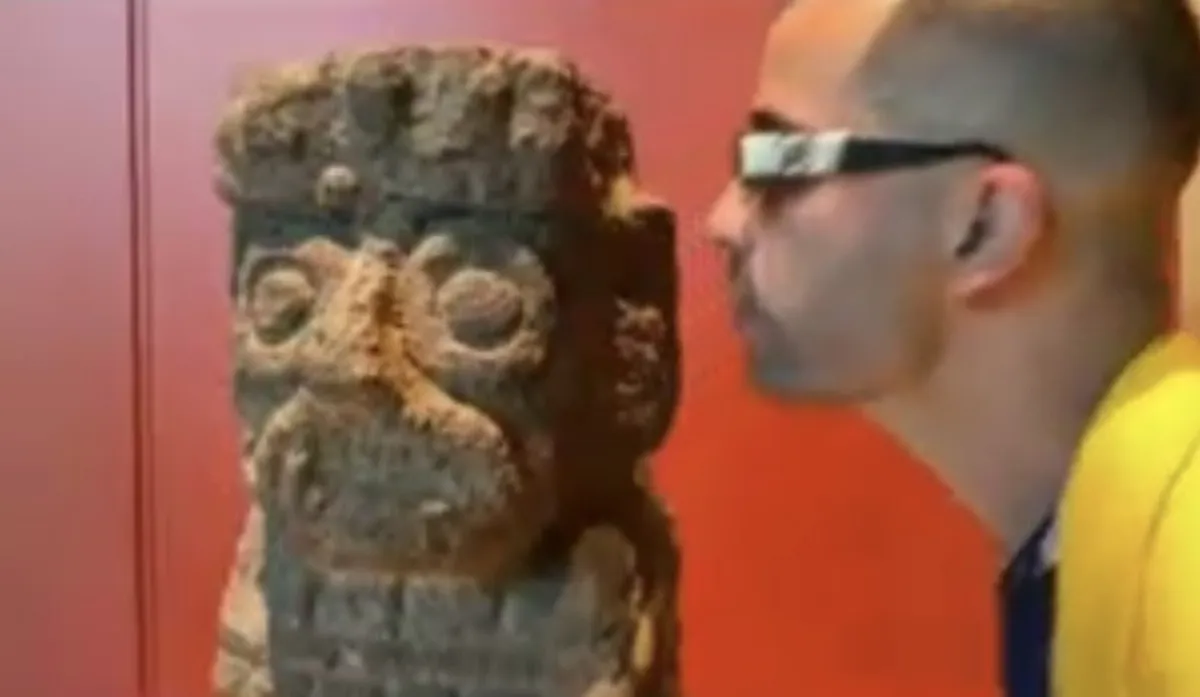Video: El artista Pepx Romero besa y lame piezas prehispánicas