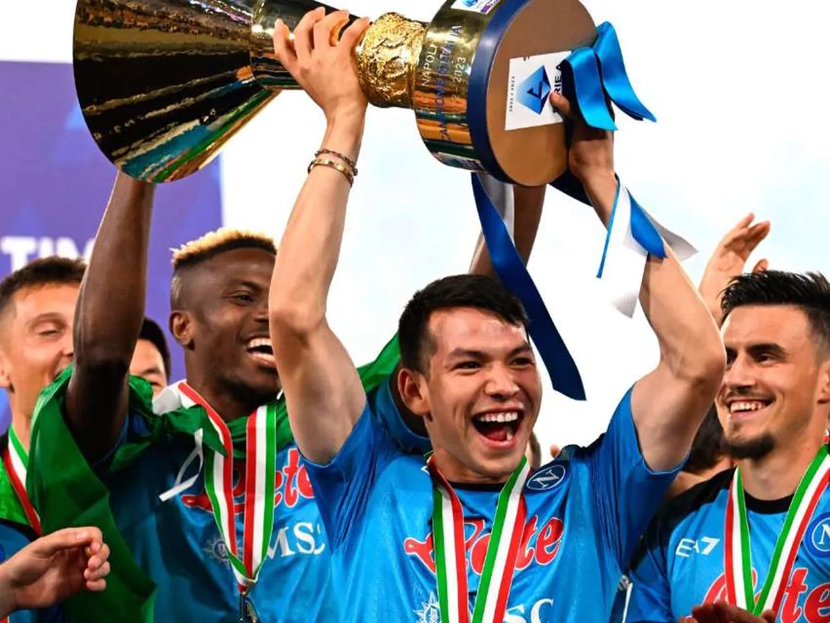 ‘Chucky’ Lozano recibe una ovación de los fanáticos del Napoli