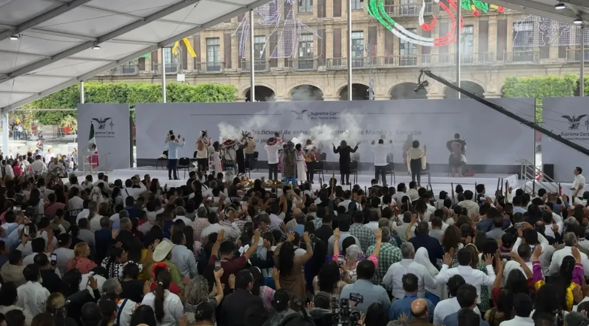 Representantes de pueblos indígenas y afromexicanos entregaron bastones de mando a los nueve ministros electos de la Suprema Corte de Justicia de la Nación (SCJN) en el Zócalo capitalino, el 1° de septiembre de 2025. Foto Jair Cabrera Torres