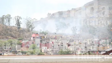 Humo por incendio en el Cerro de San Cristóbal en Pachuca