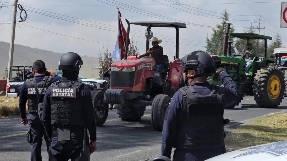 Policía dispersa bloqueo agrícola y transportista con gas lacrimógeno en Tlaxcala