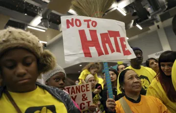 Protestan contra el ‘golpe’ de Trump en decenas de ciudades