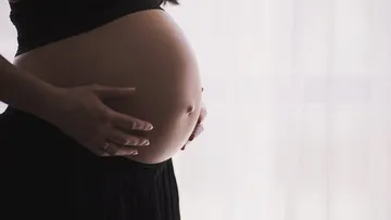 La investigación reveló irregularidades en la atención médica a una mujer indígena embarazada en Hidalgo. La CNDH ya pidió medidas y reparación del daño.