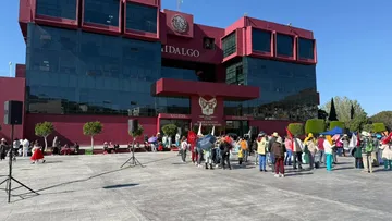 Representantes de 50 municipios acuden a pedir reconstrucción, obras y una audiencia con el gobernador.