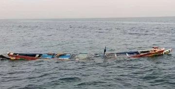Hallan 30 cuerpos en embarcación frente a las costas de Senegal