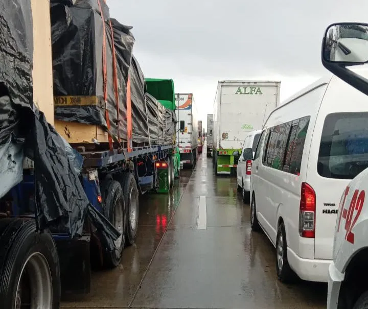 Lluvia y niebla provocan caos vial en la Autopista Arco Norte: varios vehículos accidentes