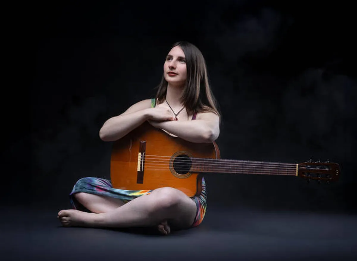 Maya Burns: la voz binacional que redefine el folclor y el bolero