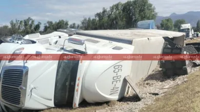 Tractocamión volcado en la autopista Arco Norte.