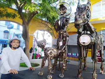 José Ramírez transforma la chatarra en arte metalizado
