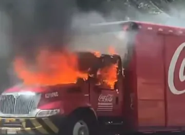 Camión repartidor de Coca-Cola en llamas sobre carretera del corredor de la montaña rumbo a Real del Monte