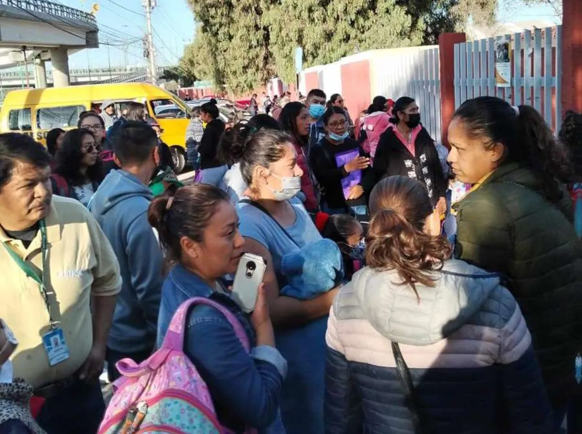 Por falta de maestro, padres cierran primaria en Pachuca