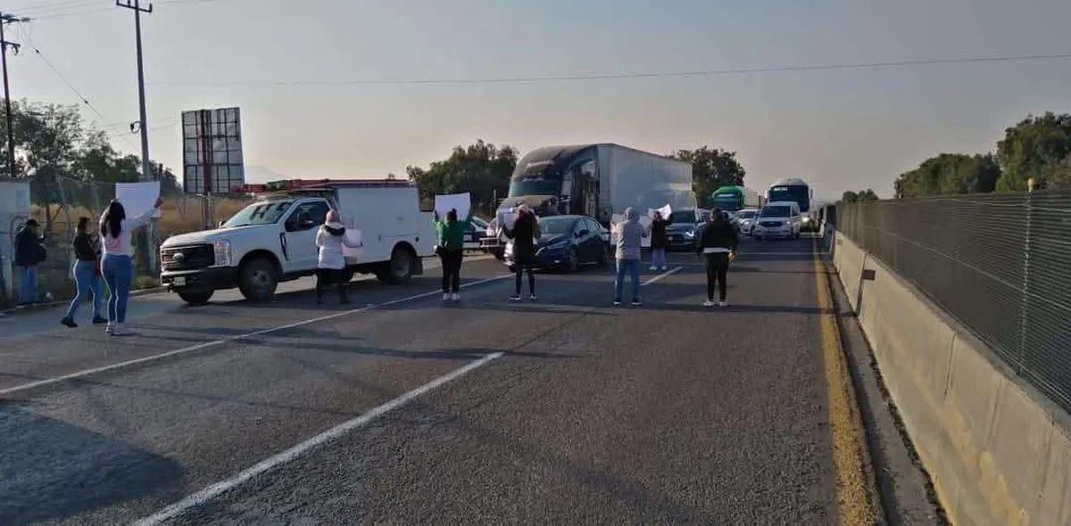 Bloqueo autopista México-Pachuca: padres de familia cierran la vialidad