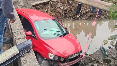 ¡Auto cae a canal de aguas negras en Ixmiquilpan! Dos mujeres terminan en el hospital