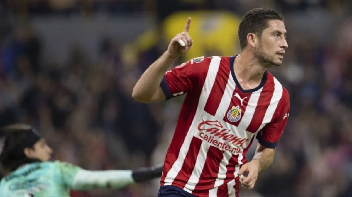 Santiago Ormeño con las horas contadas en Chivas
