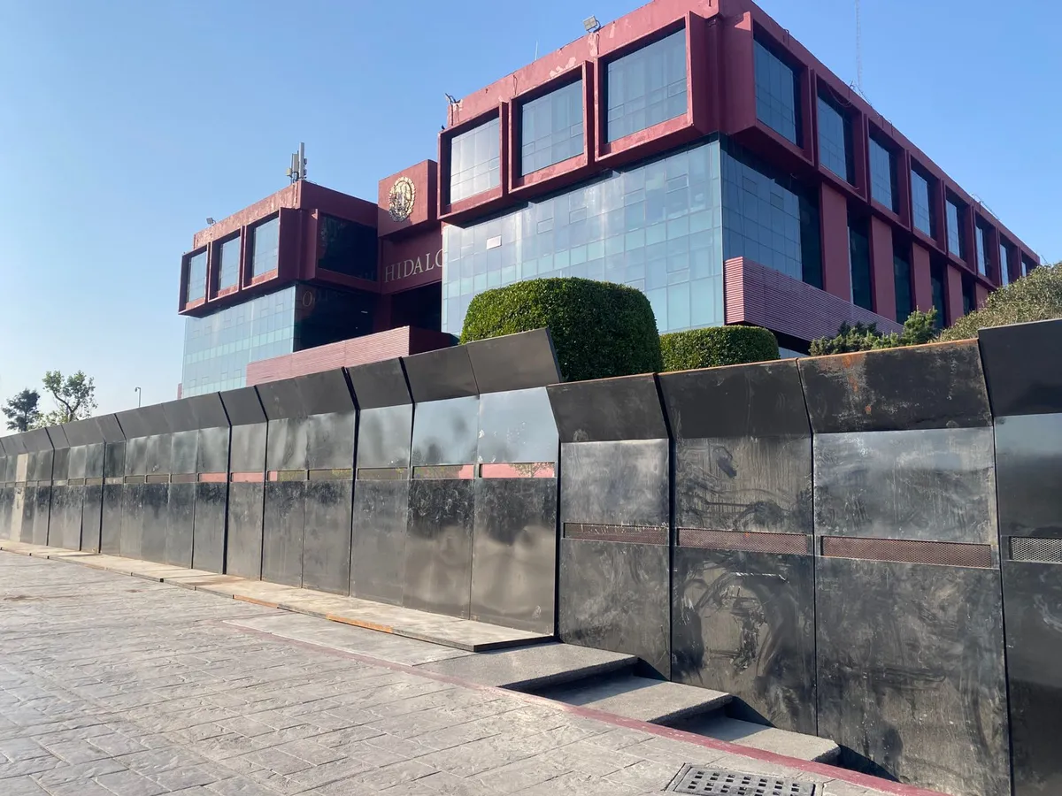 Más que proteger un inmueble es proteger la integridad de mujeres policías: Menchaca sobre vallas para el 8M