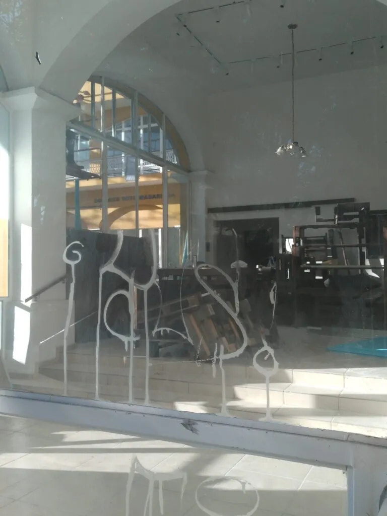 Desmantelan galería Ricardo Garibay en Tulancingo; priorizan comercio sobre espacio cultural