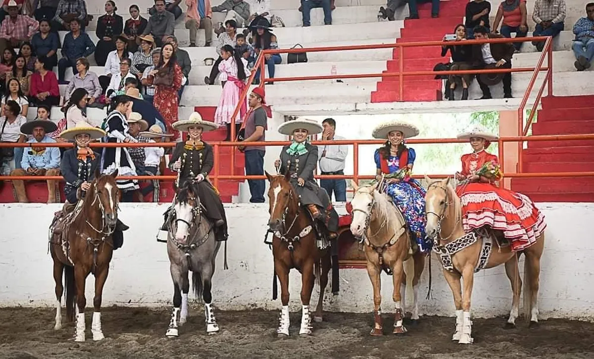 Nora Itzel I corona a Fernanda I como nueva nueva reina de los Charros en Hidalgo