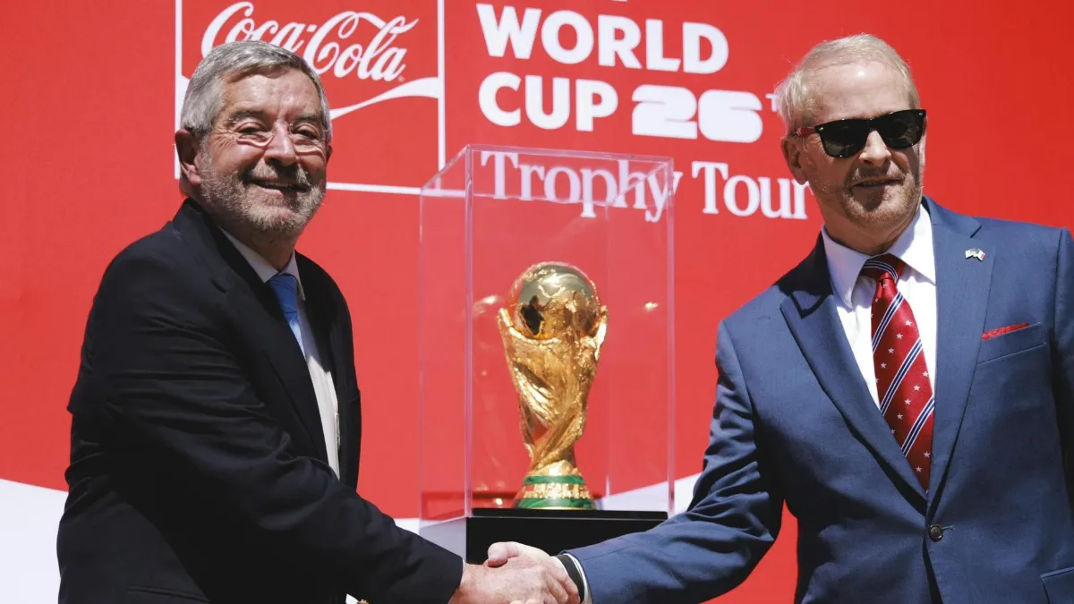 Autoridades y ex futbolistas acompañan la llegada del Trofeo del Mundial a México.