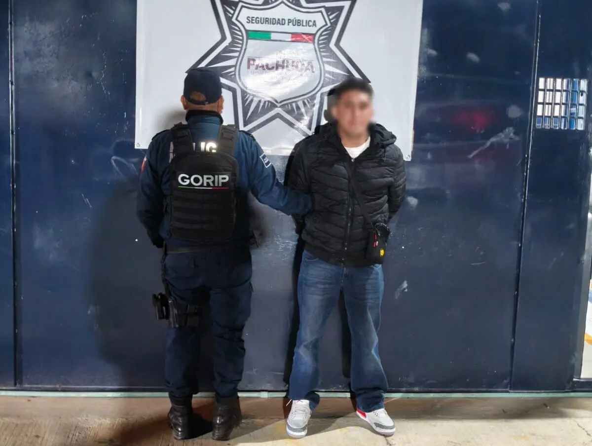 Lo paran por circular sin luces en Pachuca y descubren orden de aprehensión por robo agravado en la CDMX