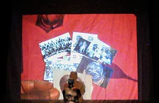 Un performance que empieza con vinilos y termina en baile colectivo: así se vive CIMARRÓN en La Jabonera.