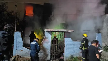 Bomberos combaten incendio en vivienda deshabitada de Mineral de la Reforma.