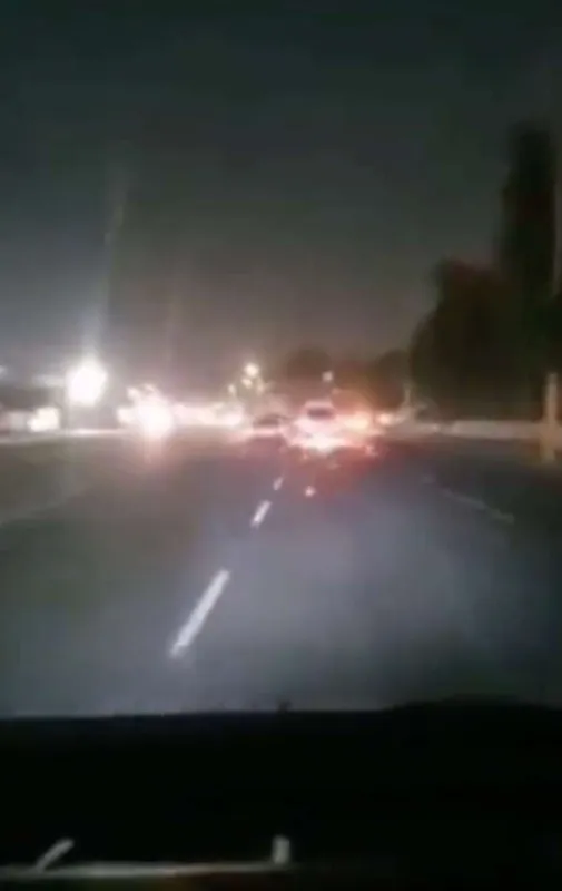 VIDEO | Chofer de combi embiste a asaltante y arrastra moto varios kilómetros; termina golpeado