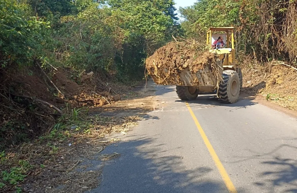 Gobierno federal trabaja para restablecer caminos en comunidades incomunicadas de Hidalgo y Veracruz.