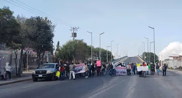 Bloquean la carretera Atitalaquia-Refinería; se oponen a planta de residuos