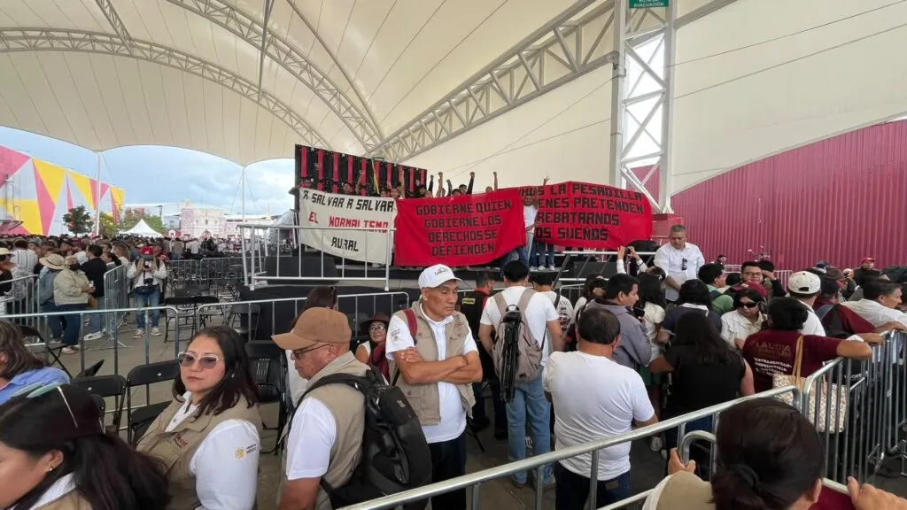 Normalistas de El Mexe se manifiestan en Pachuca