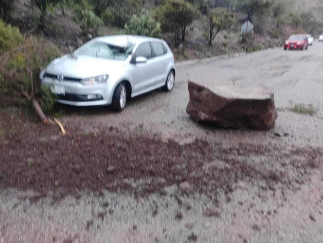Roca destroza automóvil al caerle encima en carretera de Pacula