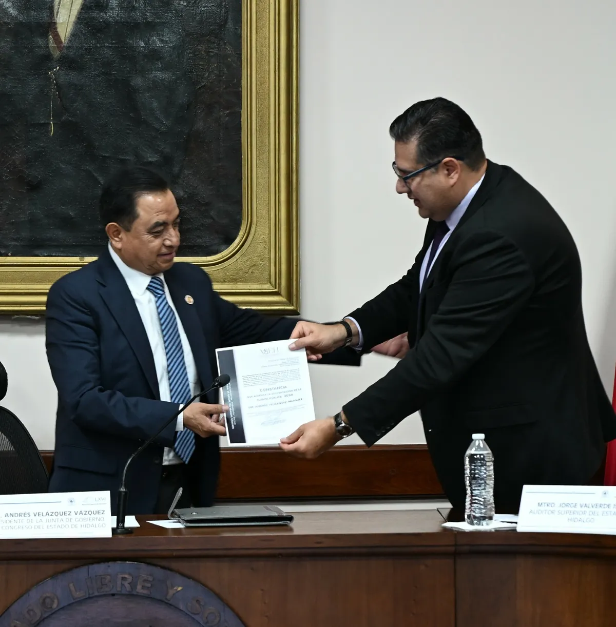 El auditor superior Jorge Valverde Islas, hizo entrega del documento al diputado Andrés Velázquez Vázquez, presidente de la Junta de Gobierno