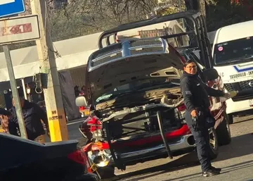 Unidad de bomberos se impacta contra poste en el centro de Tasquillo