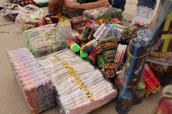 Autoridades decomisan 25 kilos de pirotecnia en Pachuca durante el primer operativo de la temporada.