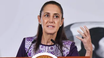 Sheinbaum cuestiona el doble discurso de la DEA tras reconocer el trabajo de Harfuch y mantener señalamientos sobre narcotráfico.