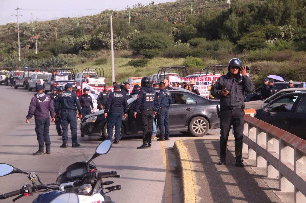 Vecinos estallan y bloquean el bulevar Minero por obras inconclusas en Pachuca