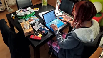 El teletrabajo ofrece flexibilidad, pero también una alerta: podría ampliar la brecha salarial entre hombres y mujeres.