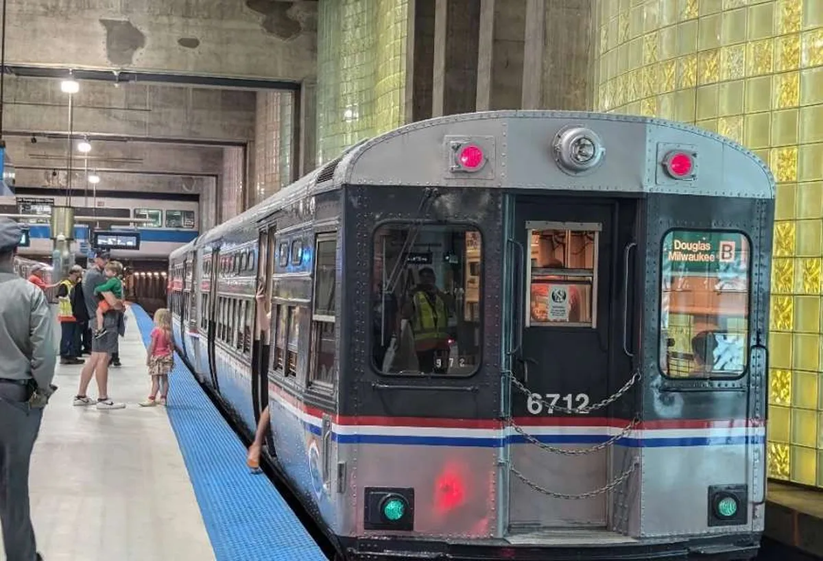 Mueren 4 en tiroteo en tren subterráneo en las afueras de Chicago