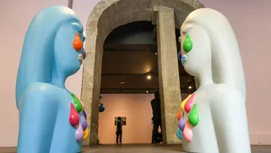 Esculturas de fibra de vidrio de la serie Amelia de Penny Goring en sala morada.