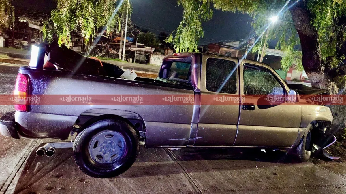 Carretera México-Pachuca: camioneta pierde el control y choca contra un árbol ; un herido