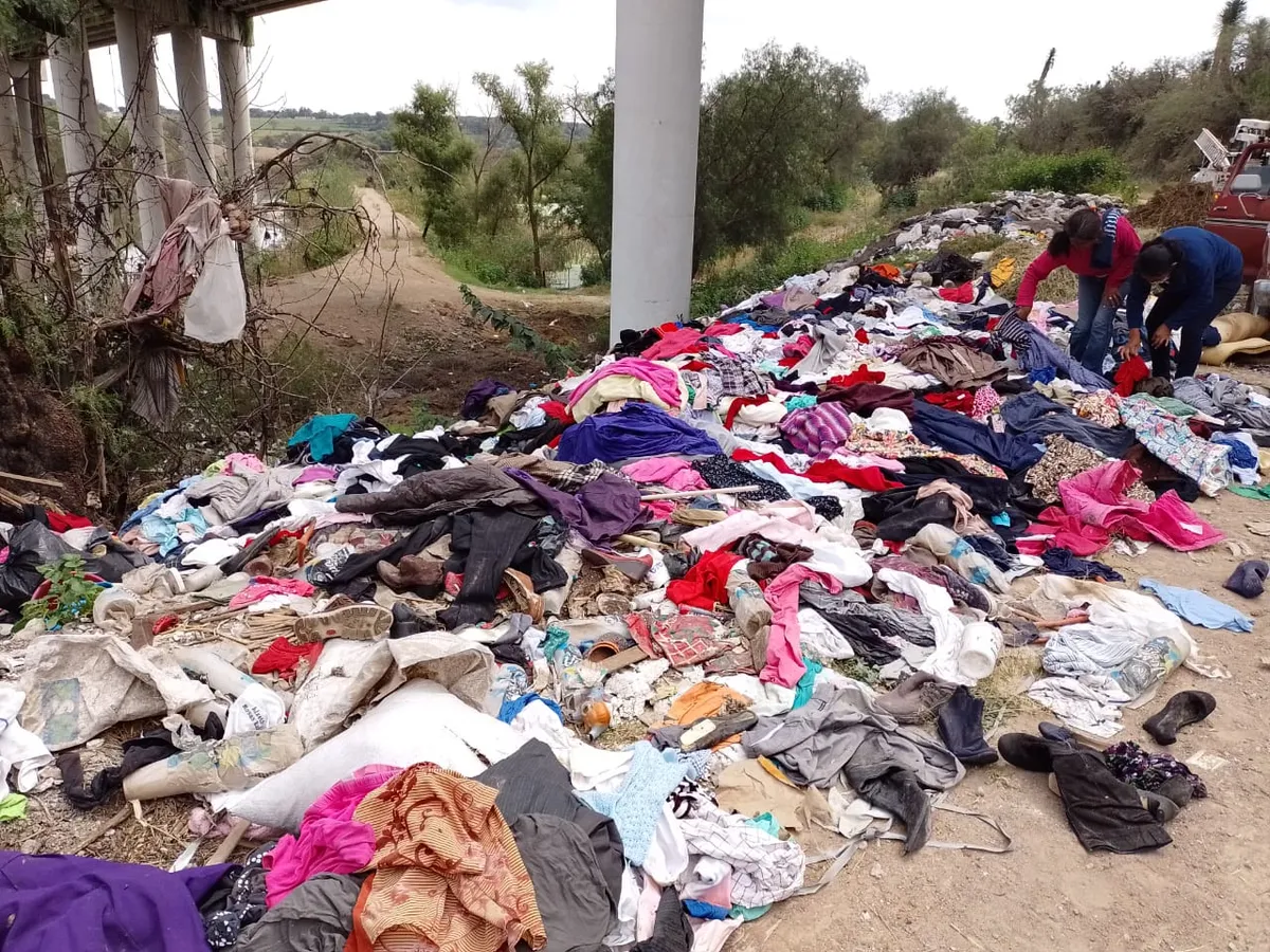 Encuentran cerros de ropa abandonada en Tula