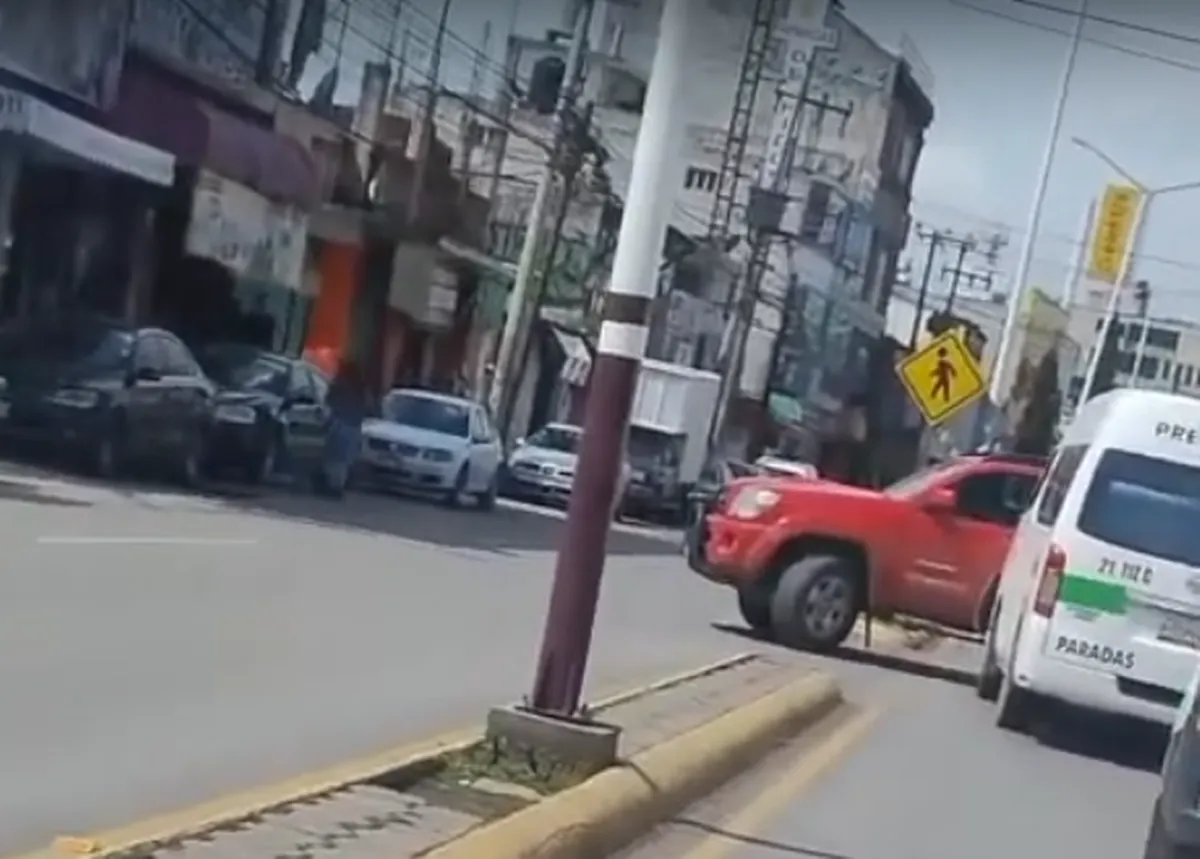Choque entre combi y camioneta causa caos vial en Tizayuca
