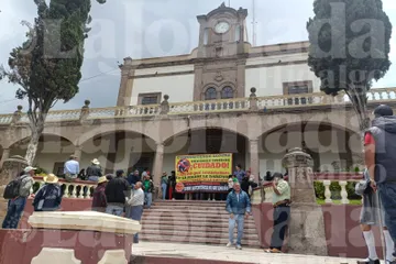 Manifestantes bloquean la presidencia municipal de Tepeji del Río.